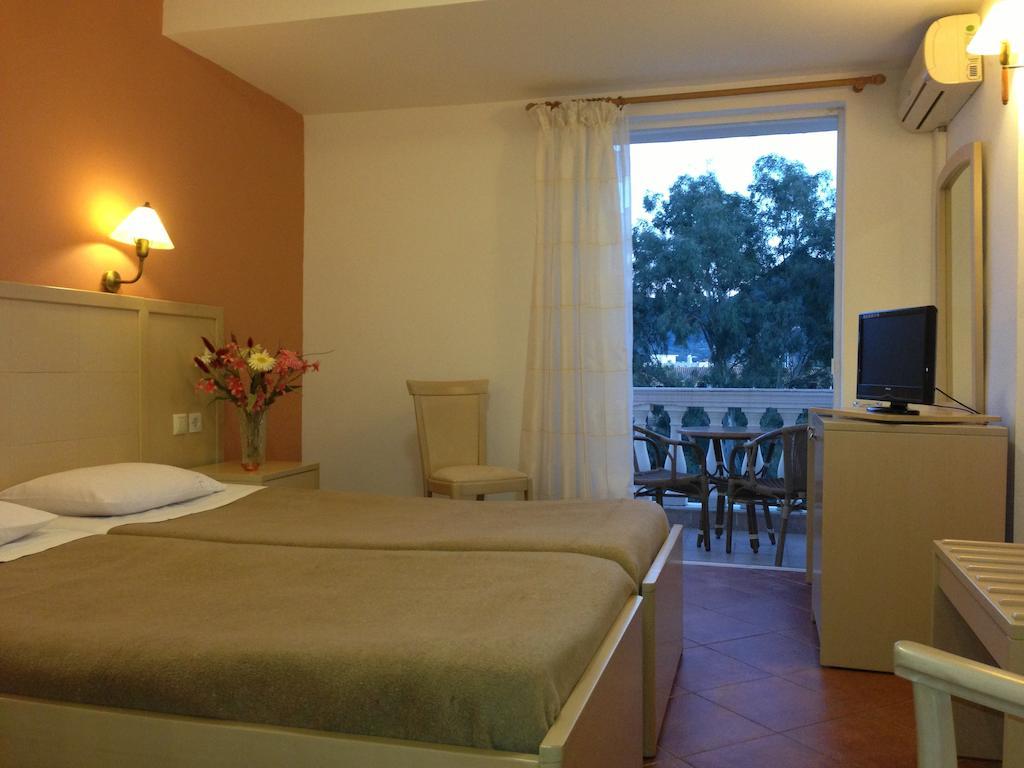 Three Stars Beach Hotel Moraitika Habitación foto
